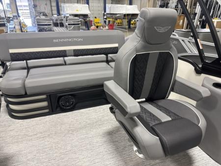 New 2026 Bennington 22' M Swingback Tri-toon Boat