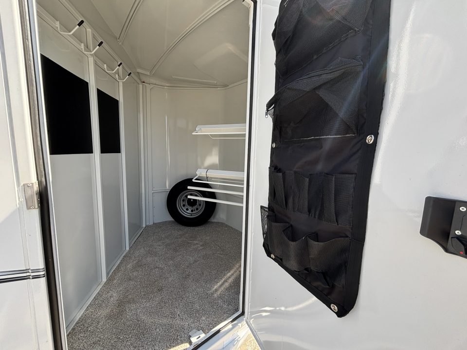 New 2024 Titan Trailer AVAL I-2BP 	 Horse Trailer