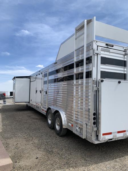 New 2026 SMC 8414SSRHT Horse Trailer
