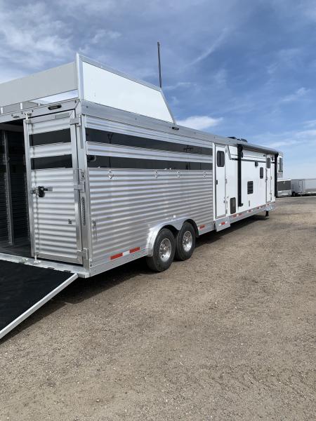 New 2026 SMC 8414SSRHT Horse Trailer