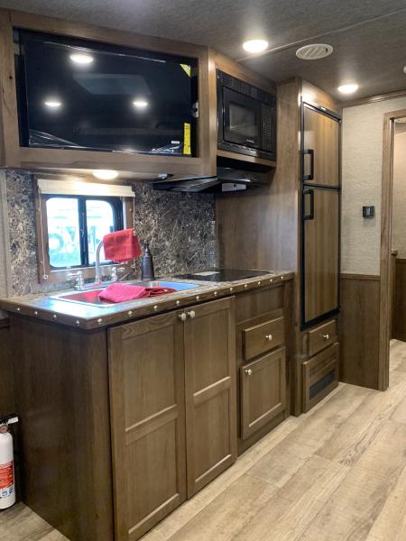 New 2026 SMC 8414SSRHT Horse Trailer