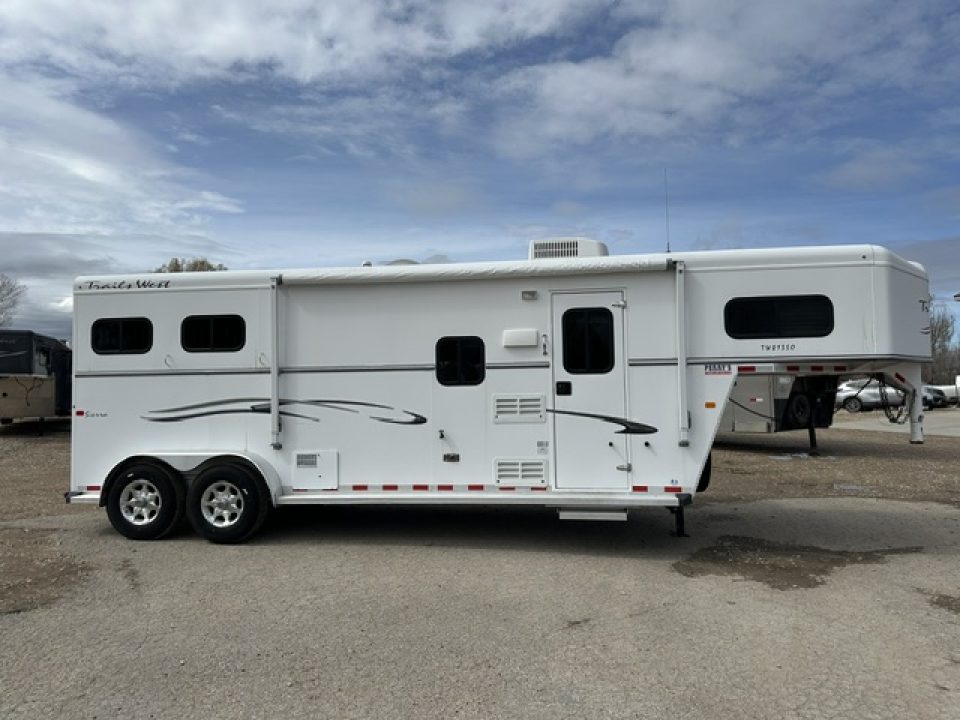 Consignment 2012 Trails West Sierra 2 Horse 8x13 Living Quarter
