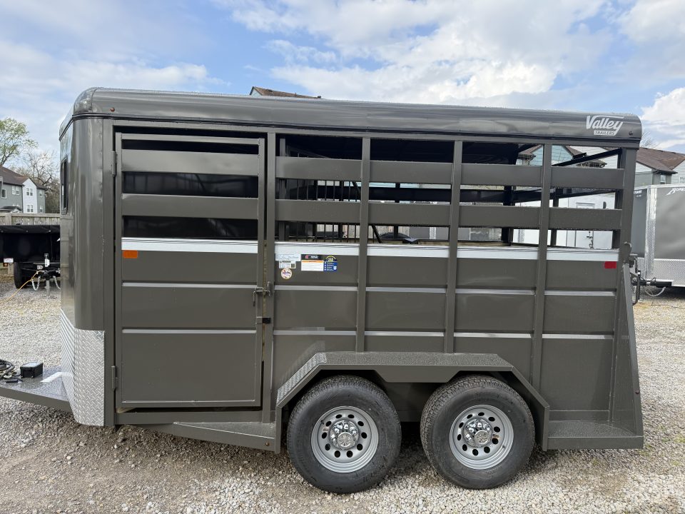 New 2026 Valley Trailers 2810 2 HORSE SLANT LOAD DELUXE 7' TALL