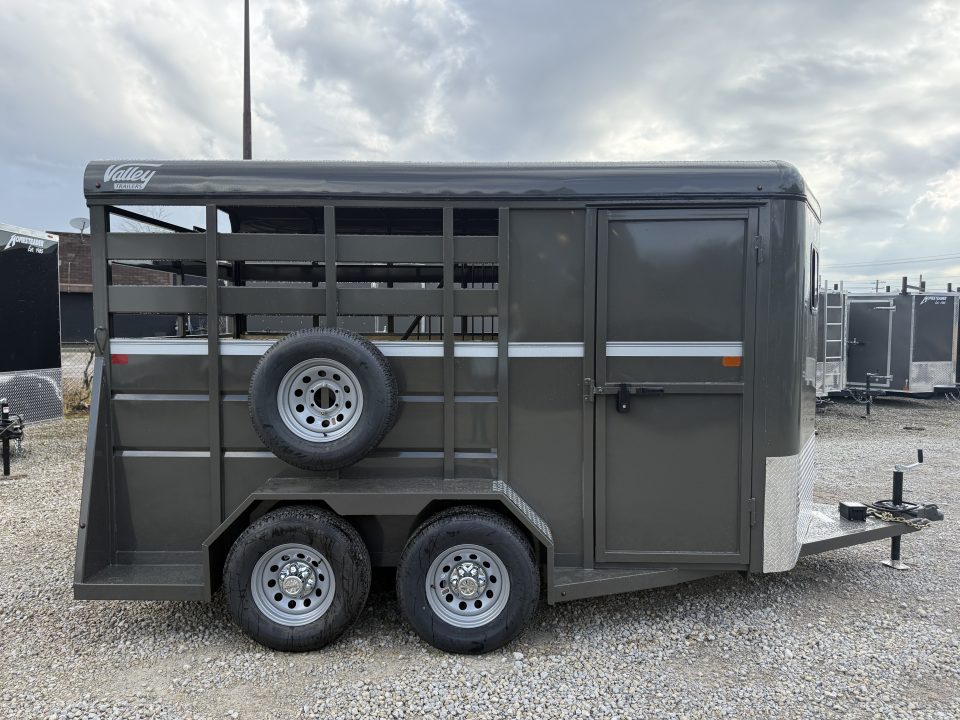 New 2026 Valley Trailers 2810 2 HORSE SLANT LOAD DELUXE 7' TALL