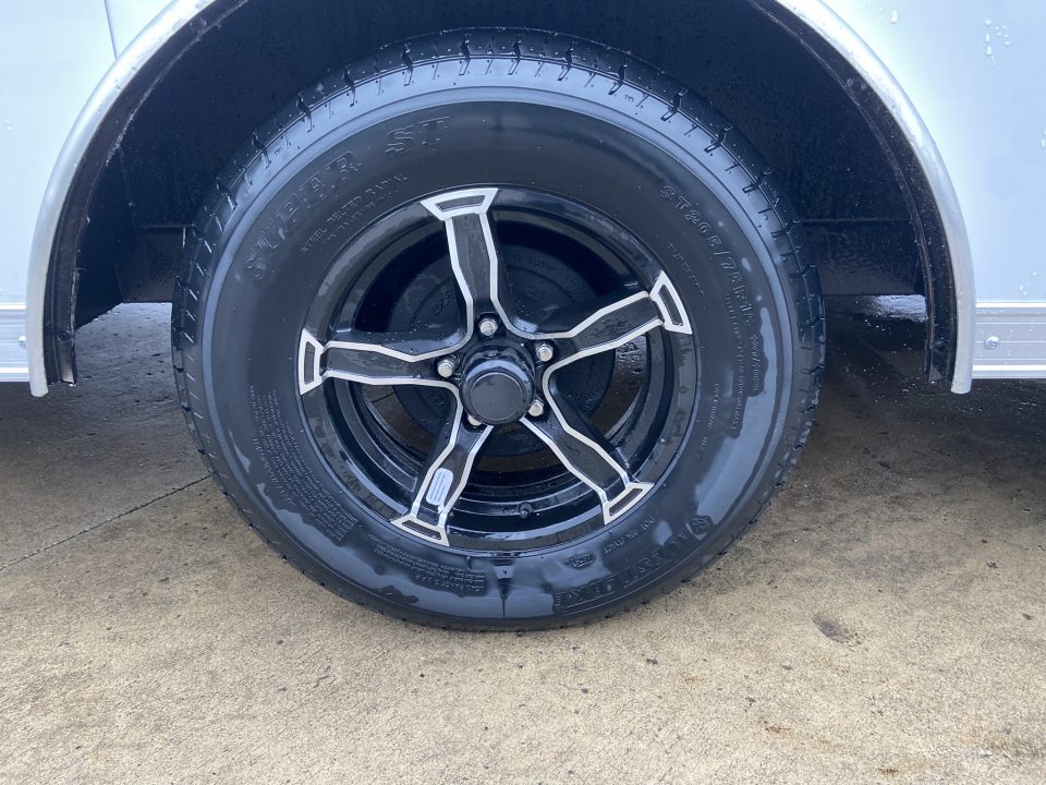 New United UJ-8.5X18 Enclosed Trailer