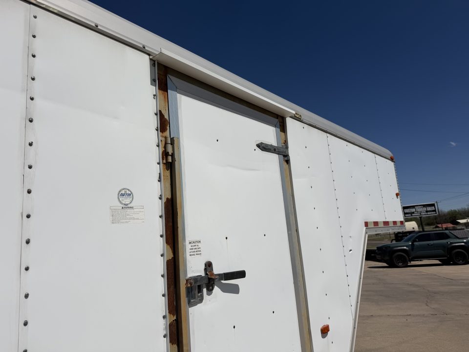 Used #034933 USED 2013 CARGO CRAFT TA5 8.5 X 26 TANDEM AXLE 14K GOOSENECK ENCLOSED TRAILER