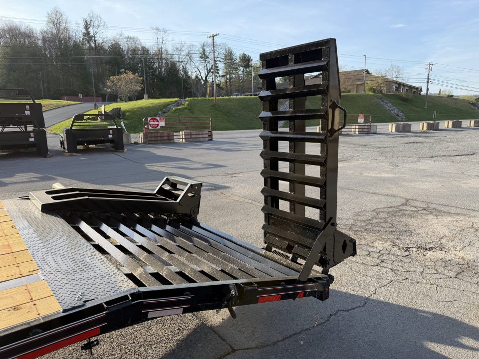 New 2026 Diamond C FMAX208 GOOSENECK TRAILER EXTRA WIDE RAMPS 18 PLY TIRES
