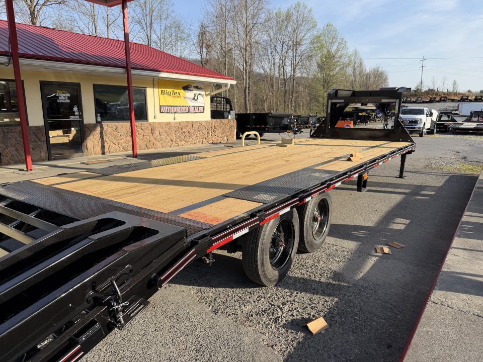 New 2026 Diamond C FMAX208 GOOSENECK TRAILER EXTRA WIDE RAMPS 18 PLY TIRES