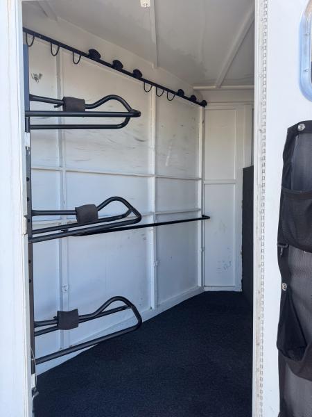 Used 2004 Logan Coach 3H GN CONTENDER Horse Trailer