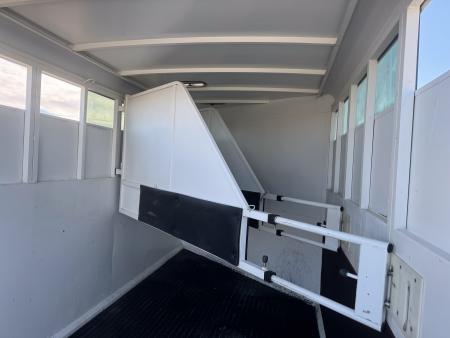 Used 2004 Logan Coach 3H GN CONTENDER Horse Trailer