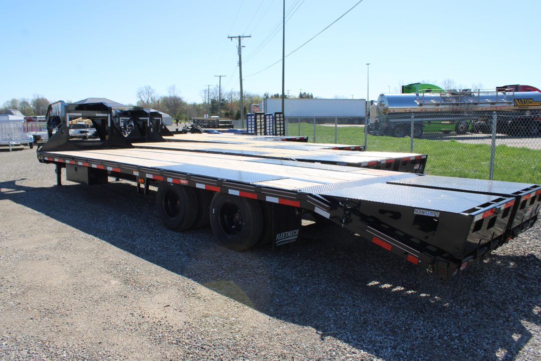 New 2026 Diamond C Trailers 30' MR GN 25K GVWR STOCK ID 52233 Equipment Trailer