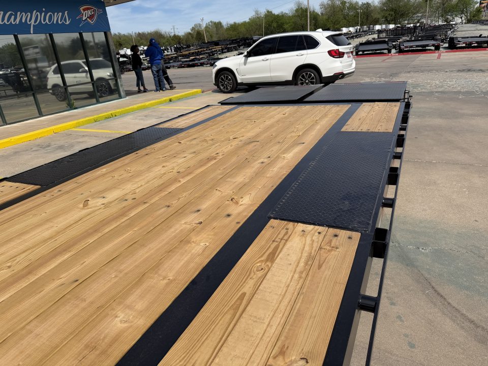 New #260214 2026 TOP HAT GN159 32 X 102 TANDEM AXLE 16K FLATBED GOOSENECK W/ JUMBO RAMPS