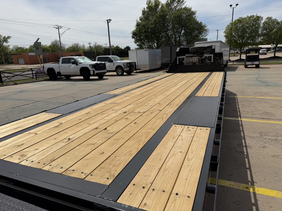 New #260214 2026 TOP HAT GN159 32 X 102 TANDEM AXLE 16K FLATBED GOOSENECK W/ JUMBO RAMPS