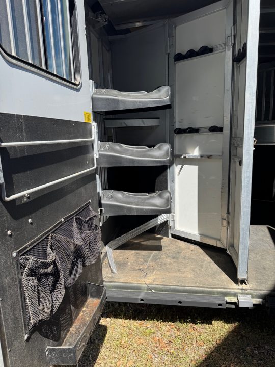 Consignment 2007 Sundowner 8014LQ Horse Trailer