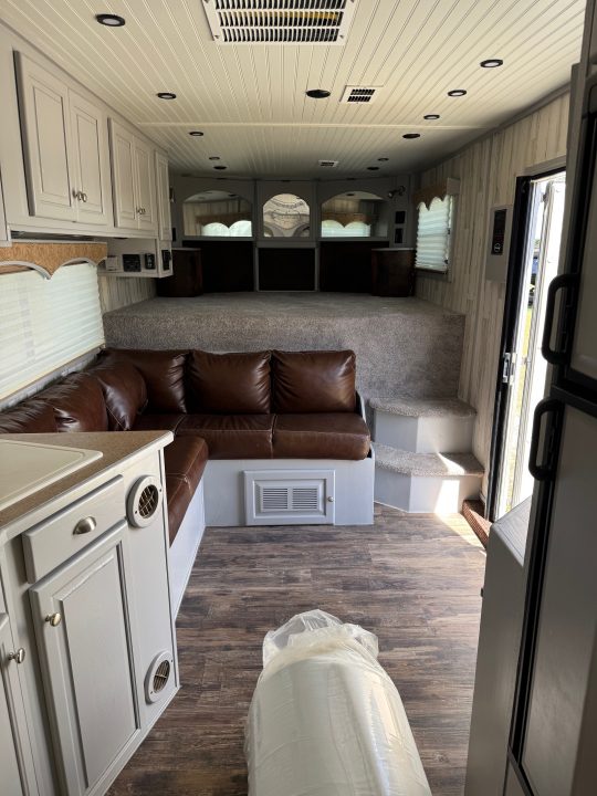 Consignment 2007 Sundowner 8014LQ Horse Trailer