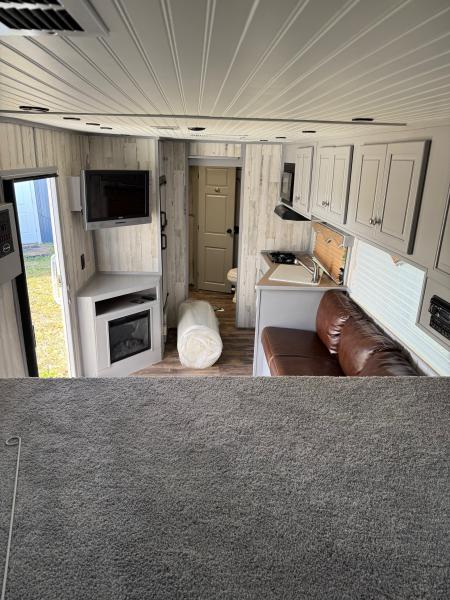 Consignment 2007 Sundowner 8014LQ Horse Trailer