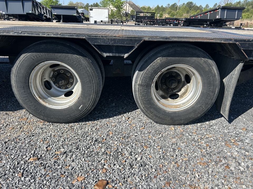 Used 2018 Iron Bull 102"X32' Hyd Dove Gooseneck Trailer