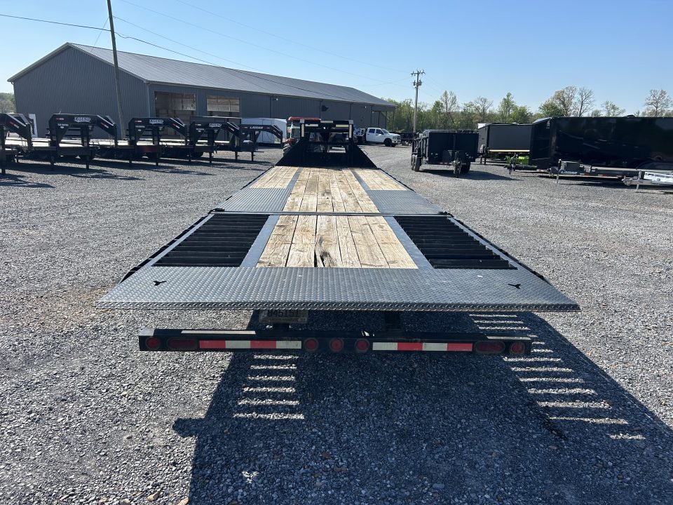 Used 2018 Iron Bull 102"X32' Hyd Dove Gooseneck Trailer