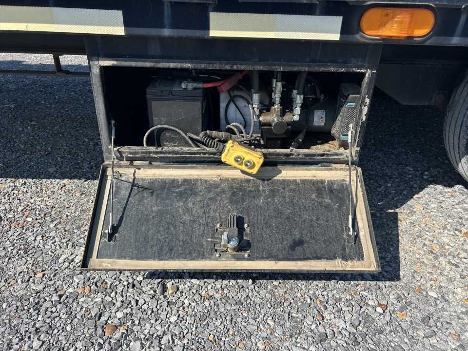 Used 2018 Iron Bull 102"X32' Hyd Dove Gooseneck Trailer