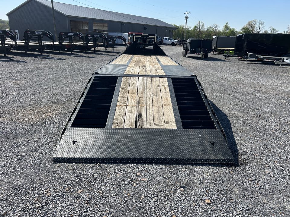 Used 2018 Iron Bull 102"X32' Hyd Dove Gooseneck Trailer