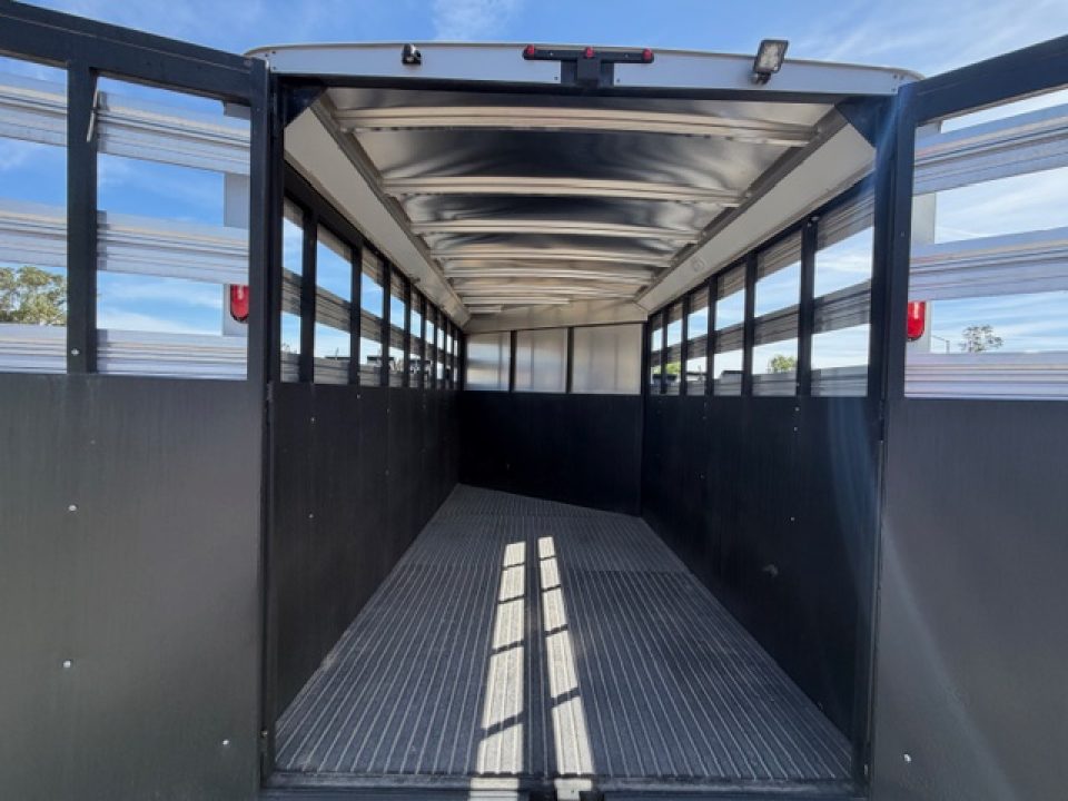 New 2026 Logan Coach BULLSEYE3BP BULLSEYE 3H BP Horse Trailer