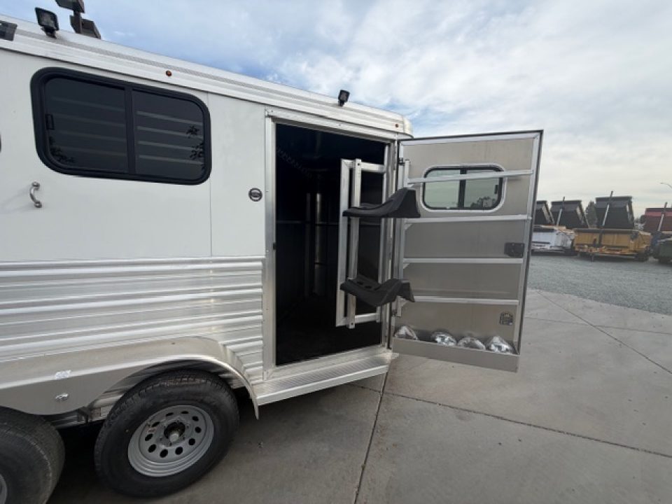 New 2026 Logan Coach BULLSEYE2BP BULLSEYE 2H BP Horse Trailer