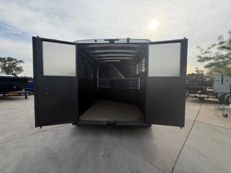 New 2026 Logan Coach BULLSEYE2BP BULLSEYE 2H BP Horse Trailer