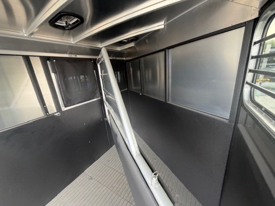New 2026 Logan Coach BULLSEYE2BP BULLSEYE 2H BP Horse Trailer