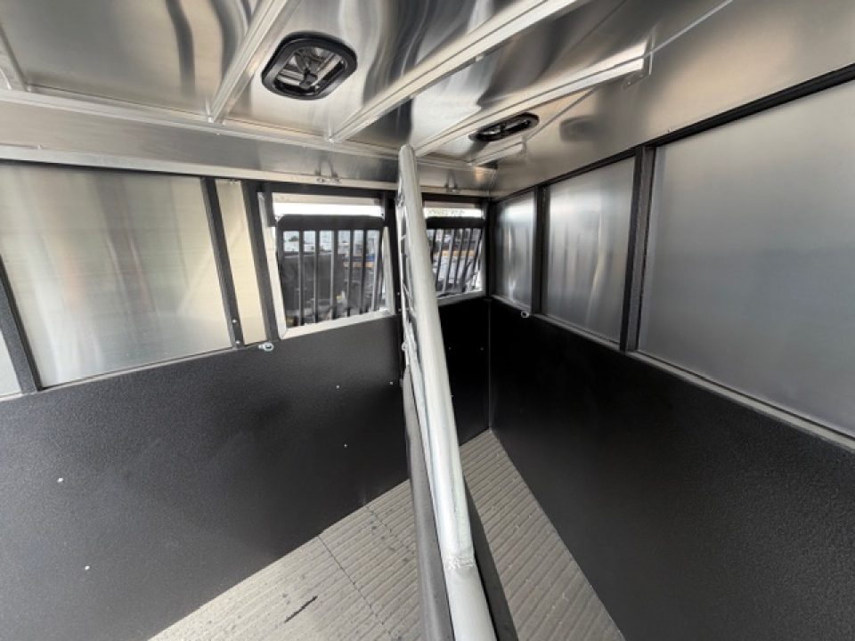 New 2026 Logan Coach BULLSEYE2BP BULLSEYE 2H BP Horse Trailer