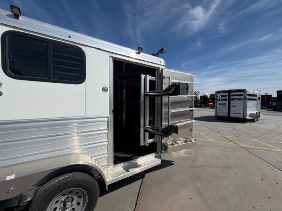 New 2026 Logan Coach BULLSEYE2BP BULLSEYE 2H BP Horse Trailer