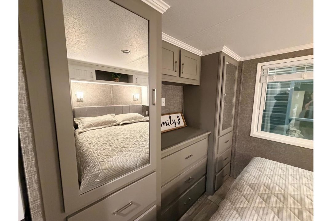 New 2026 Canterbury P38-EIKTL-SL - Lofted Park-Model