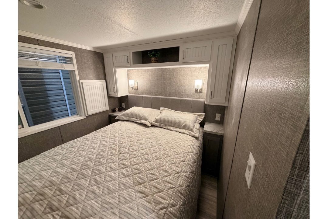 New 2026 Canterbury P38-EIKTL-SL - Lofted Park-Model