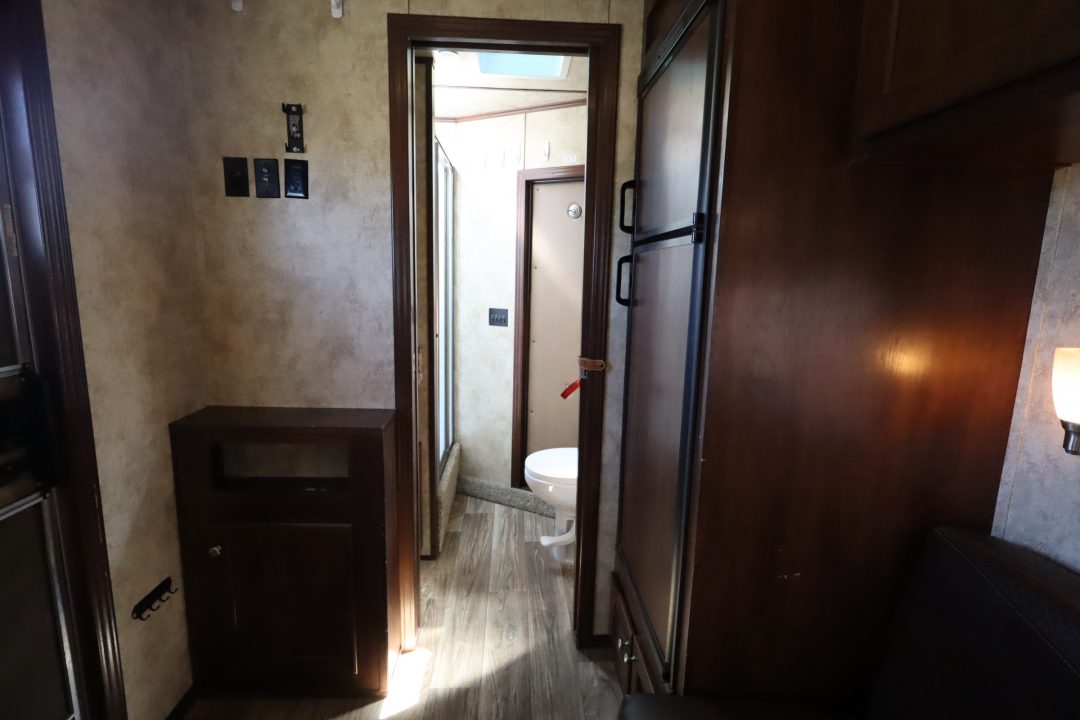 Used 2017 Exiss Trailers 4 Horse LQ Trailer