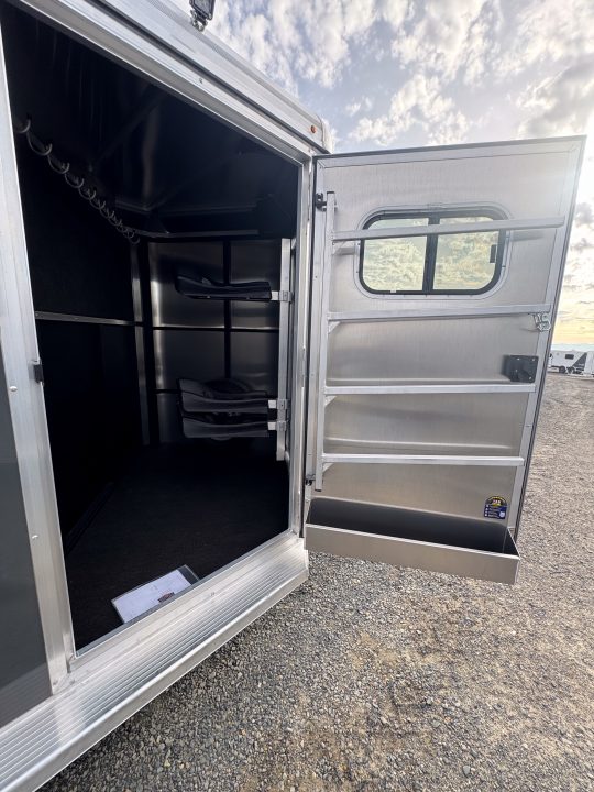 New 2026 Logan Coach 3H BULLSEYE BH Horse Trailer