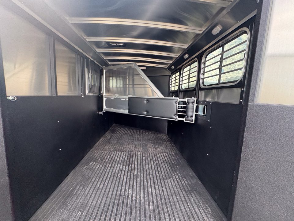 New 2026 Logan Coach 3H BULLSEYE BH Horse Trailer