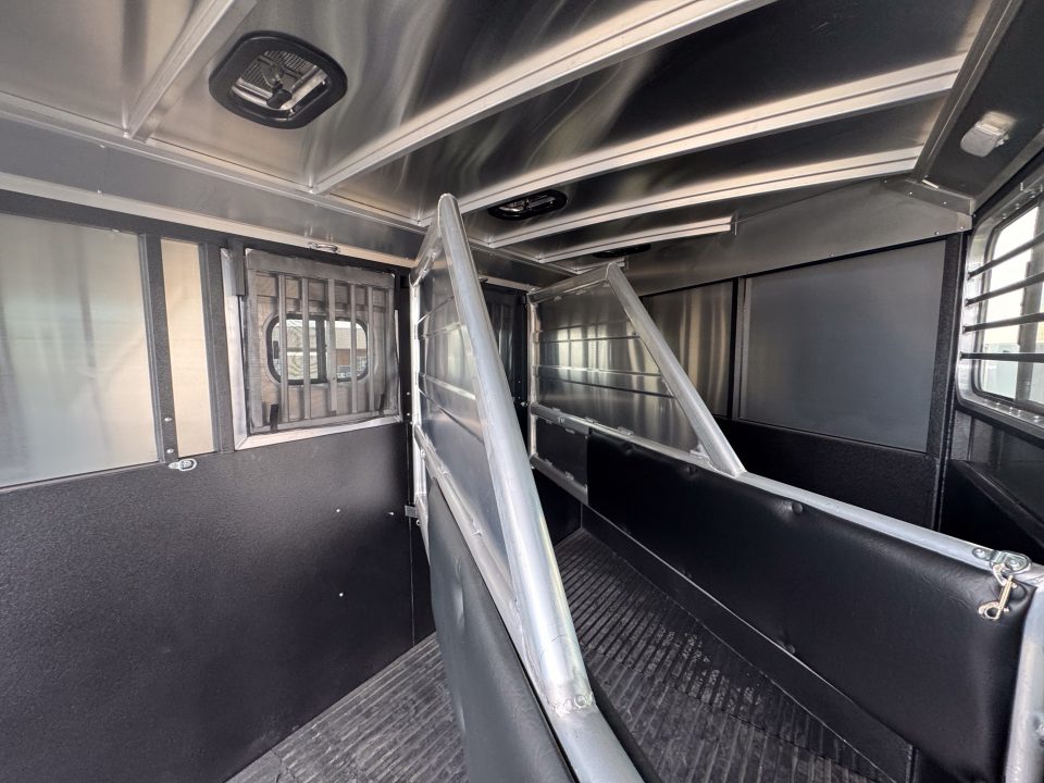 New 2026 Logan Coach 3H BULLSEYE BH Horse Trailer