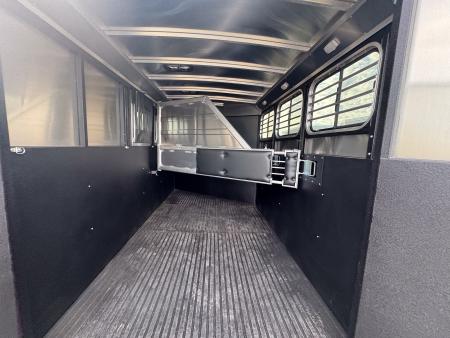 New 2026 Logan Coach 3H BULLSEYE BH Horse Trailer