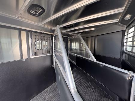 New 2026 Logan Coach 3H BULLSEYE BH Horse Trailer