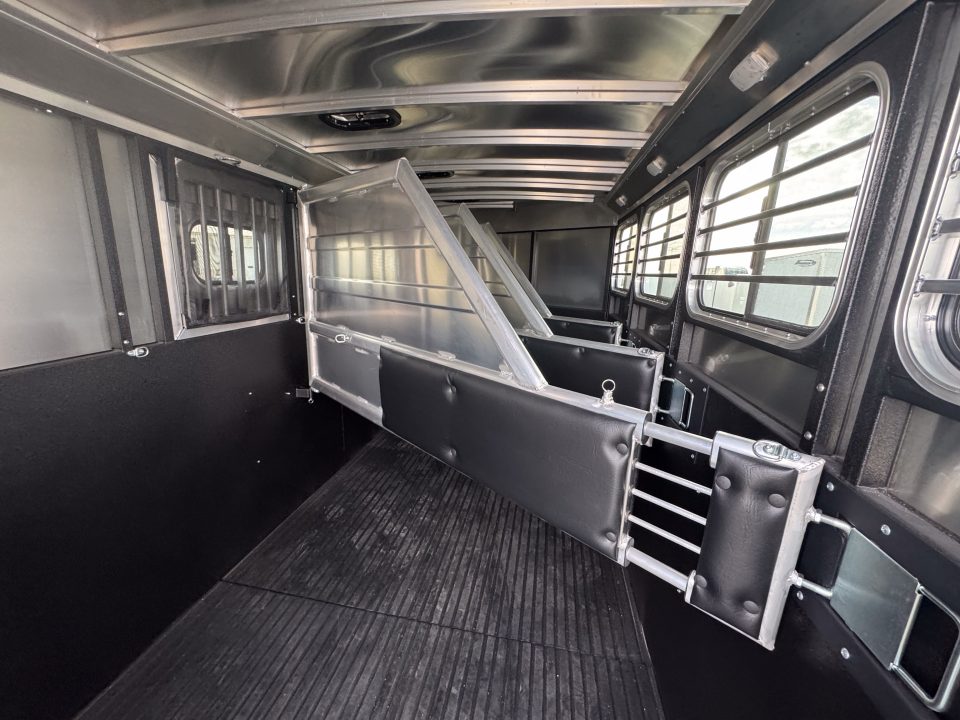 New 2026 Logan Coach Bullseye 4H GN Horse Trailer