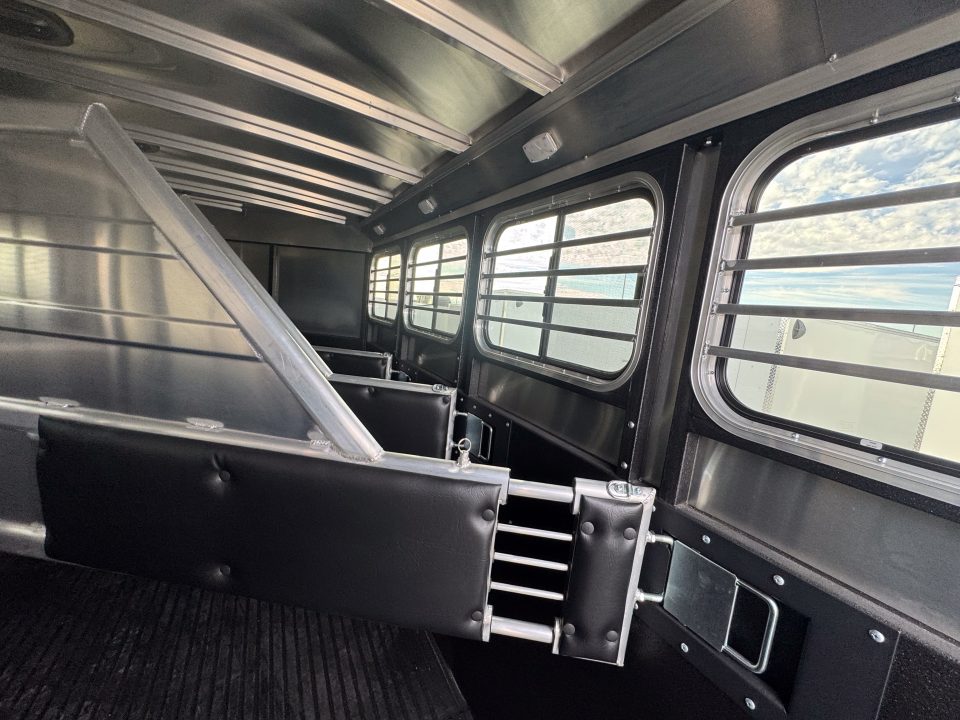 New 2026 Logan Coach Bullseye 4H GN Horse Trailer