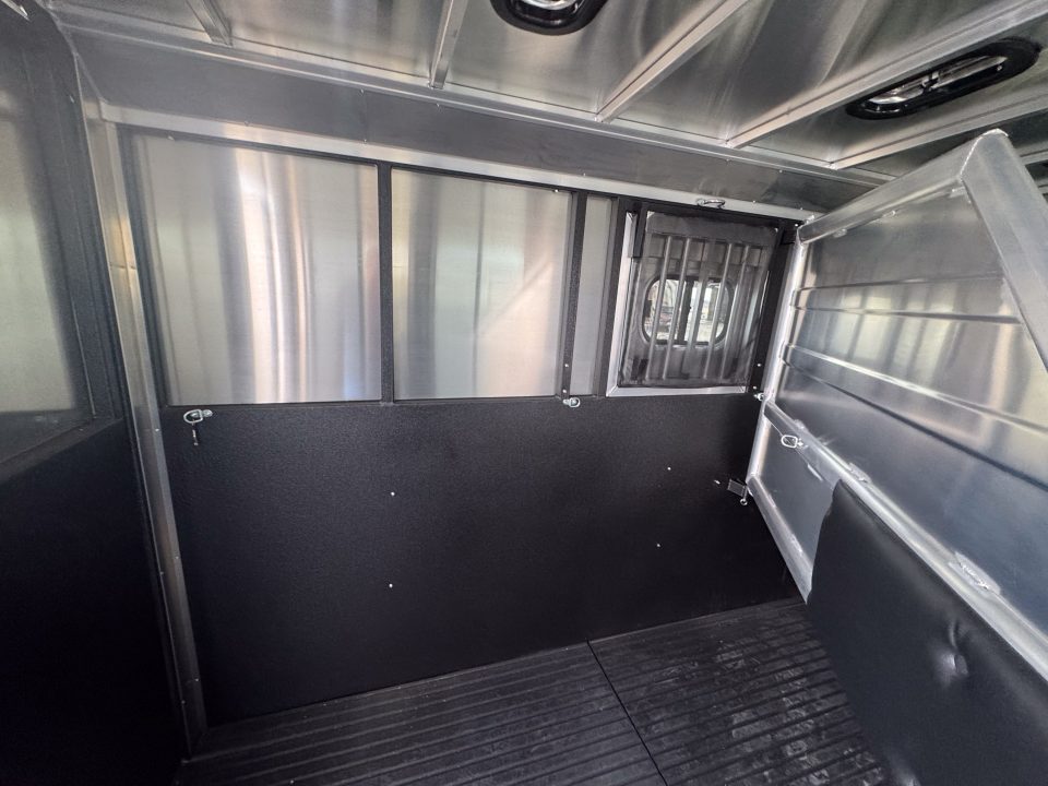 New 2026 Logan Coach Bullseye 4H GN Horse Trailer