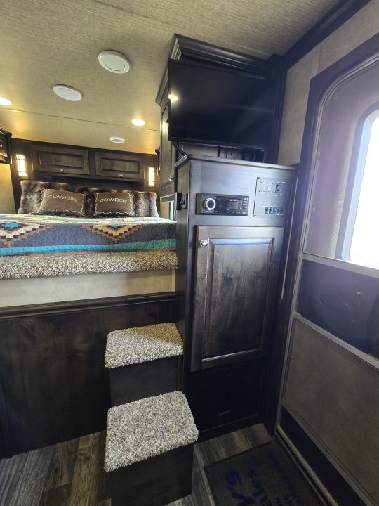 Used 2021 Merhow 3H Living Quarter Trailer