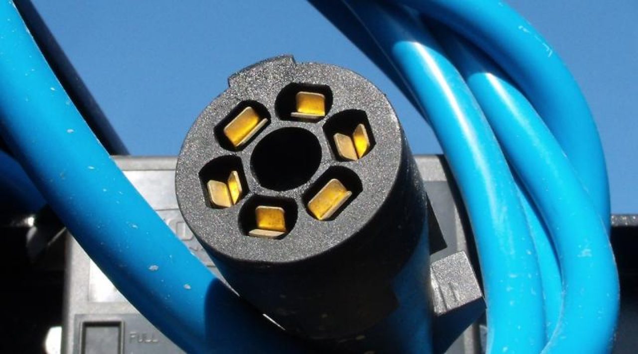 New SALE SALE SALE LOOK AT THIS    Goose Neck Deck Over 102 X 35 + 5 Dove  With Self Cleaning Dove 22500 GVWR      (((  Hutch Suspension System )))