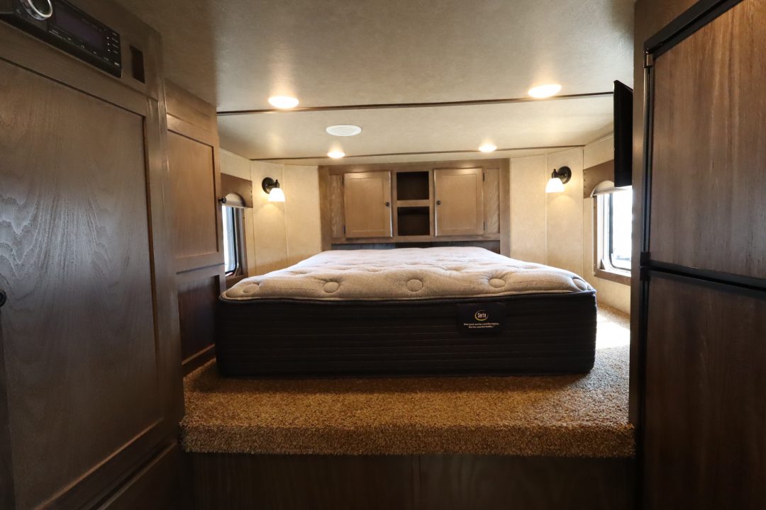 Used 2022 Lakota Stock/Combo LQ Horse Trailer