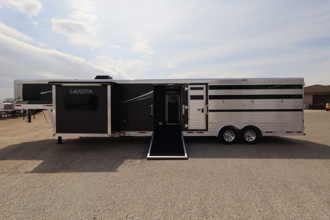 Used 2022 Lakota Stock/Combo LQ Horse Trailer