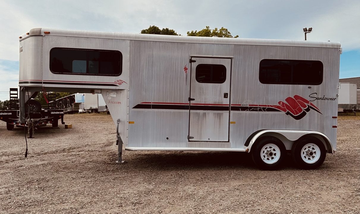 Used 1998 Sundowner 2H 727 Valuelite Horse Trailer