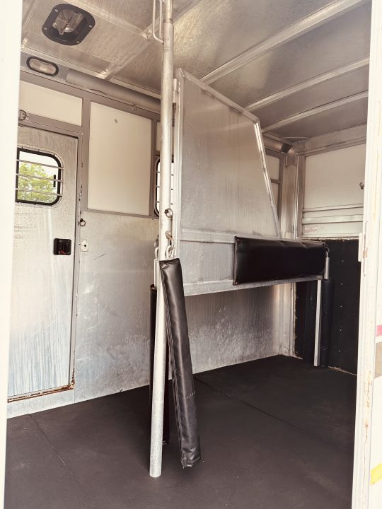 Used 1998 Sundowner 2H 727 Valuelite Horse Trailer