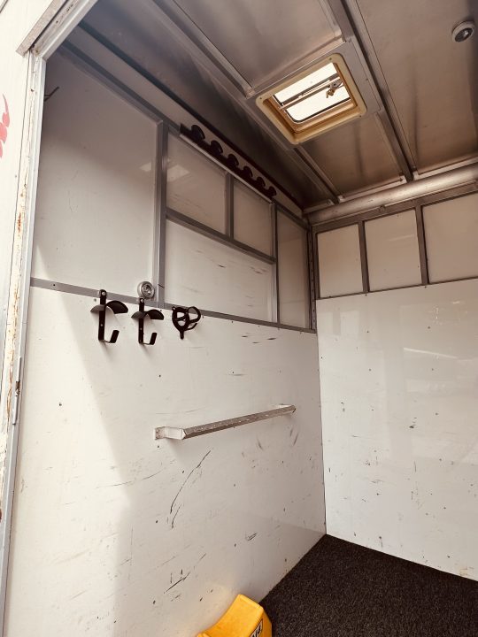 Used 1998 Sundowner 2H 727 Valuelite Horse Trailer