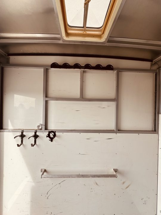 Used 1998 Sundowner 2H 727 Valuelite Horse Trailer