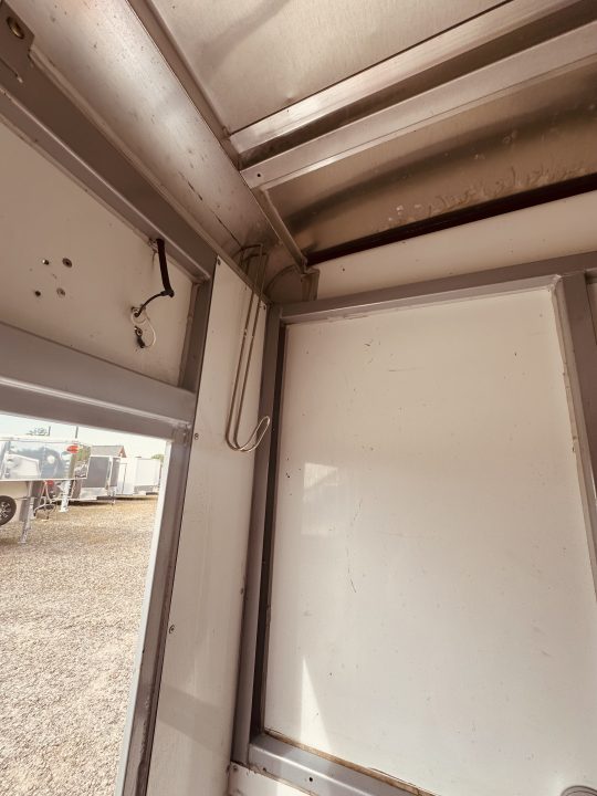 Used 1998 Sundowner 2H 727 Valuelite Horse Trailer